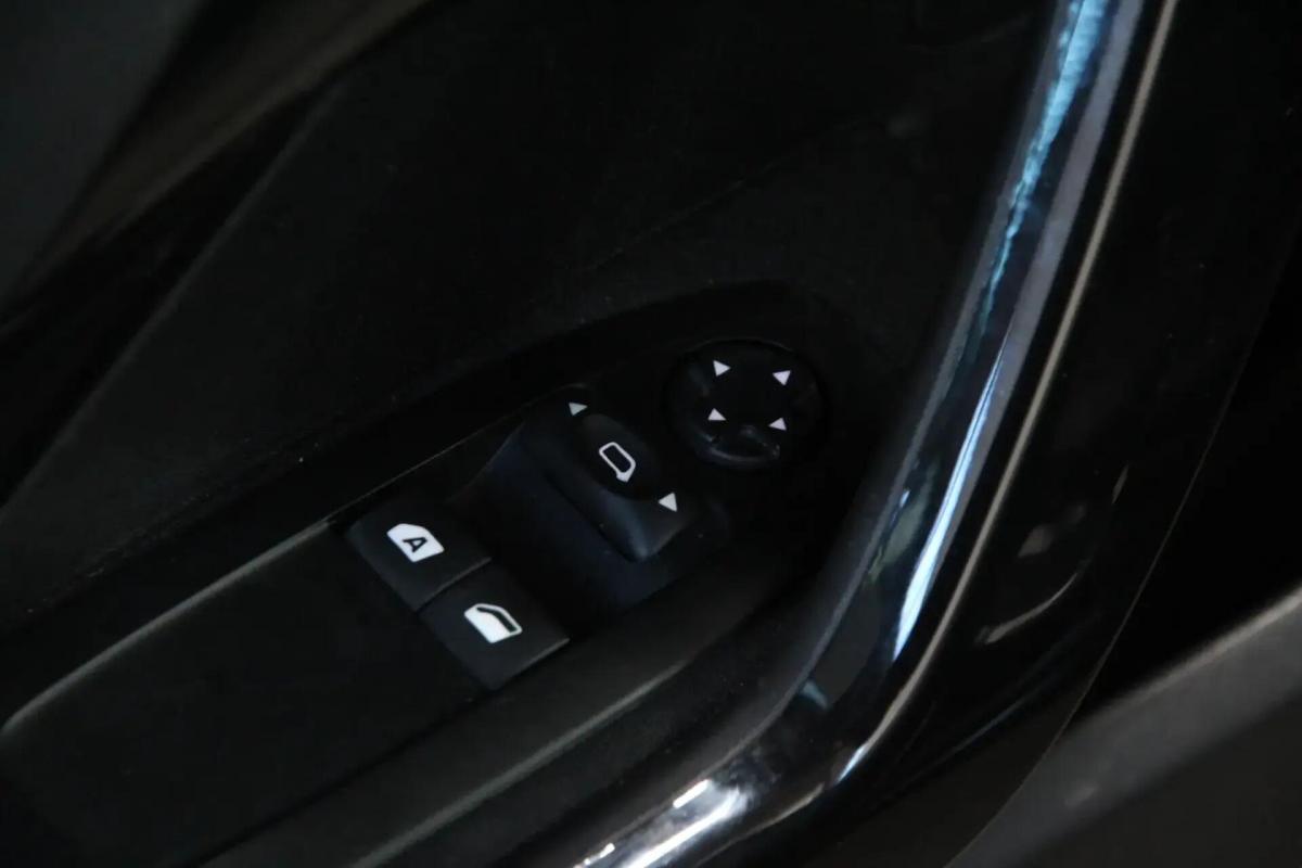 peugeot-208-2018-gasolina-1199cc