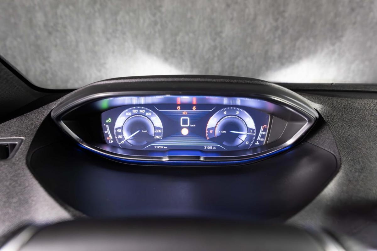 peugeot-5008-2018-diesel-1499cc