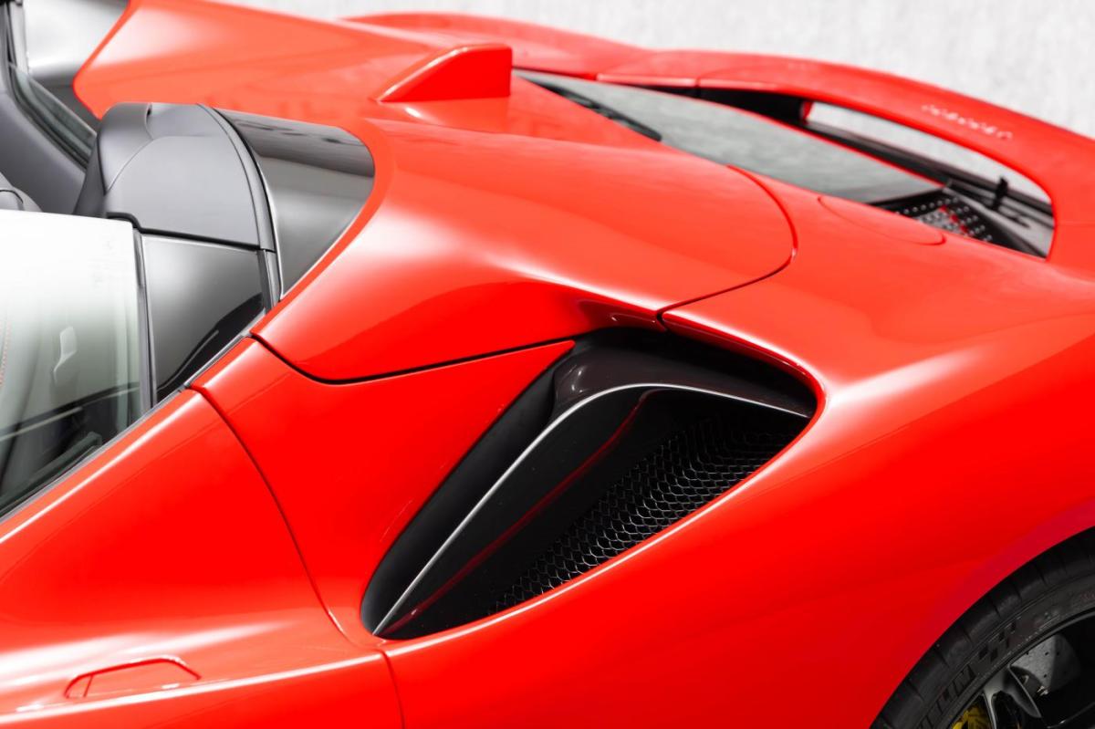 ferrari-sf90-2024-hibrido-a-gasolina-3990cc