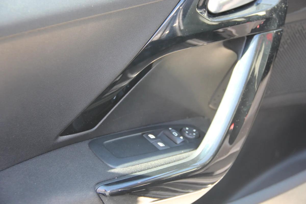 peugeot-208-2017-gasolina-1199cc