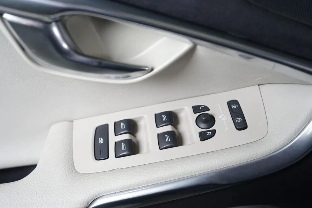 volvo-v40-2013-diesel-1560cc