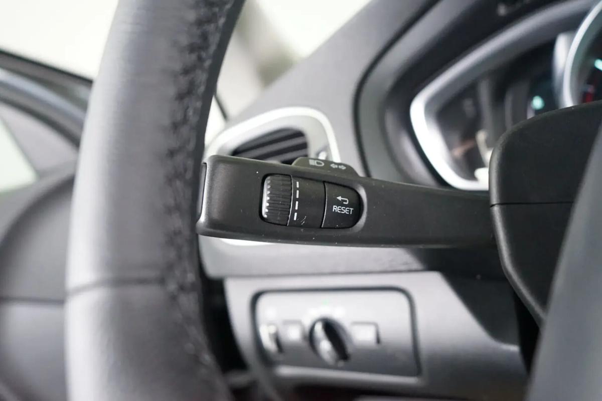 volvo-v40-2013-diesel-1560cc