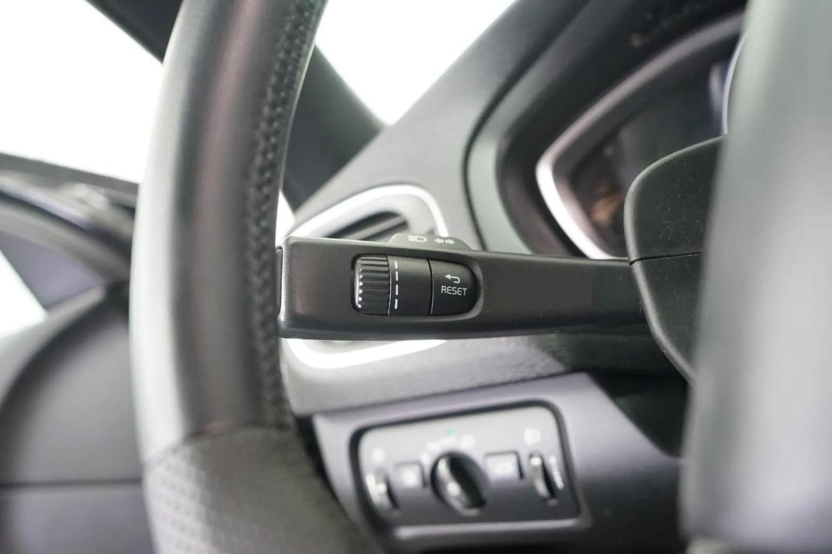 volvo-v40-2013-diesel-1560cc