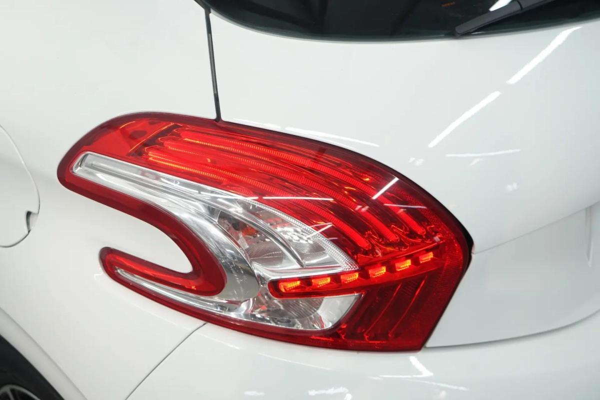 peugeot-208-2014-gasolina-999cc