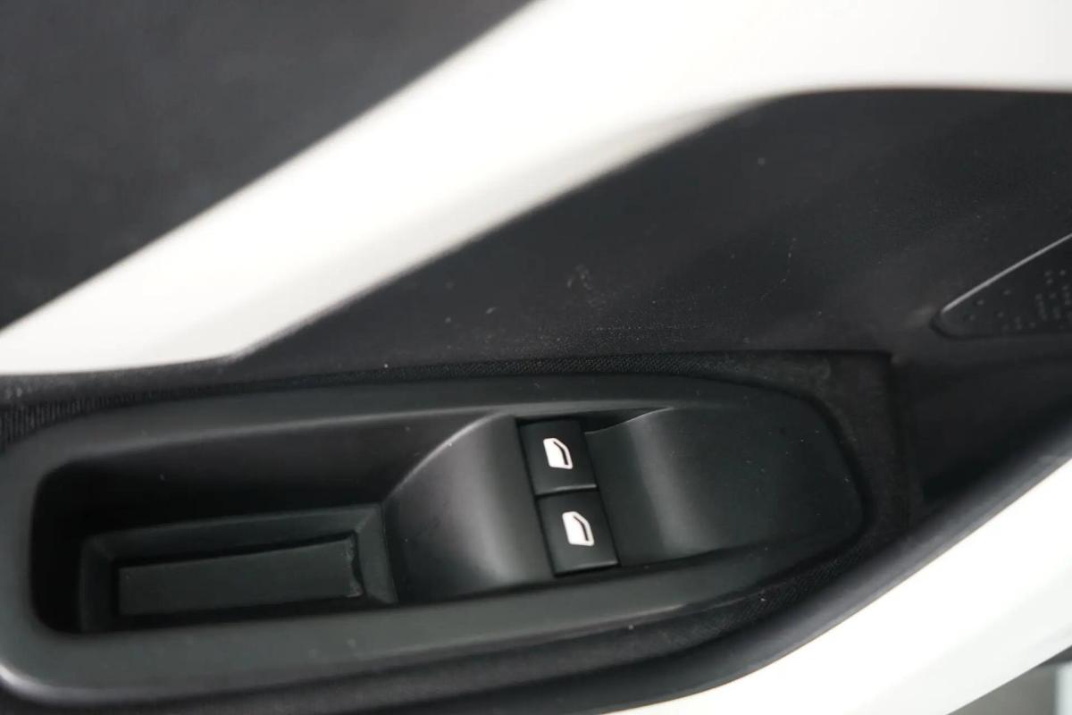 peugeot-208-2014-gasolina-999cc