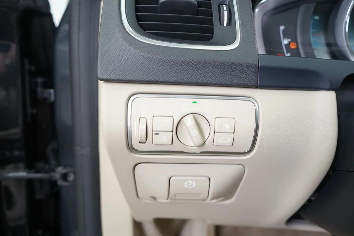 volvo-v60-2015-hibrido-a-diesel-2400cc