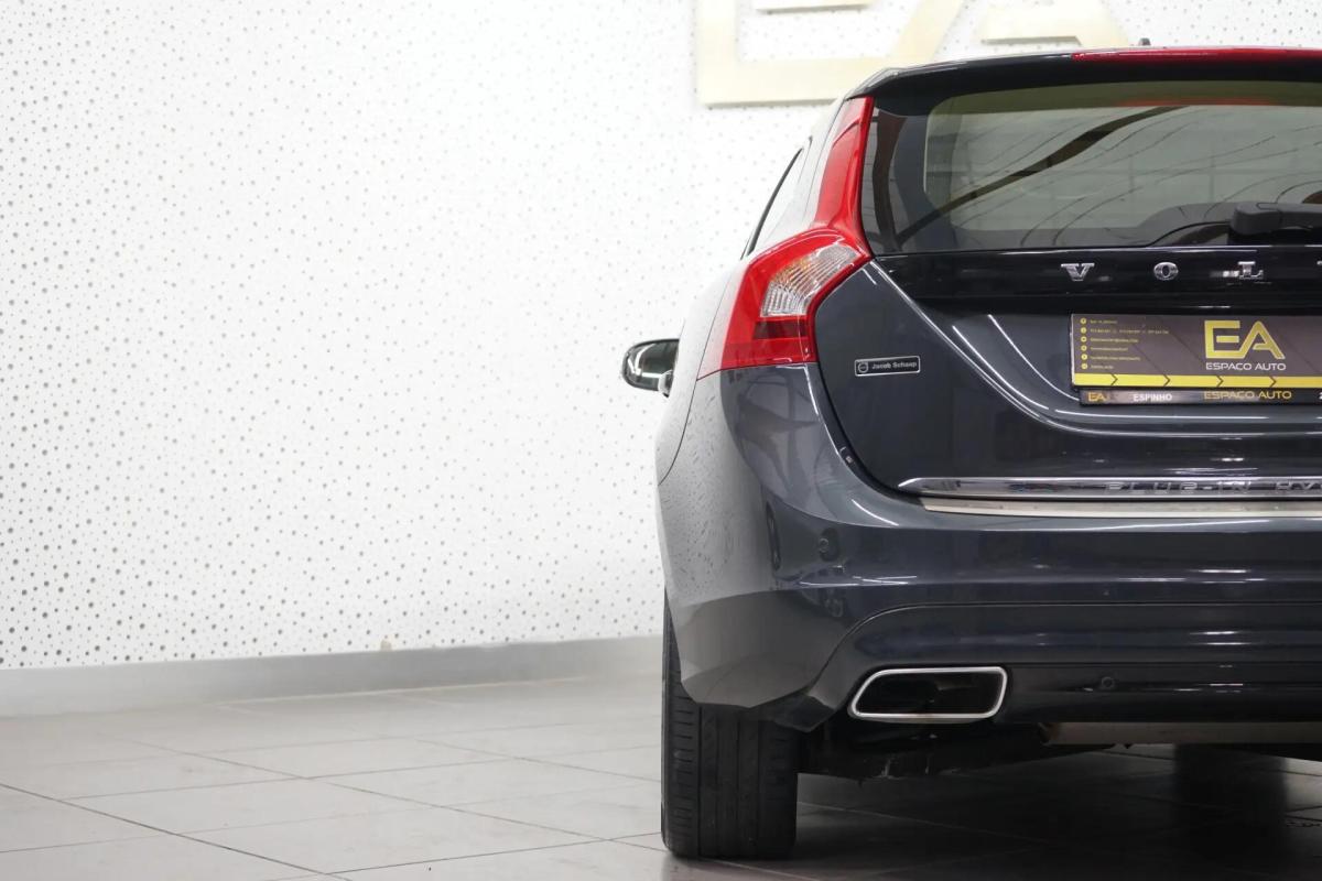 volvo-v60-2015-hibrido-a-diesel-2400cc