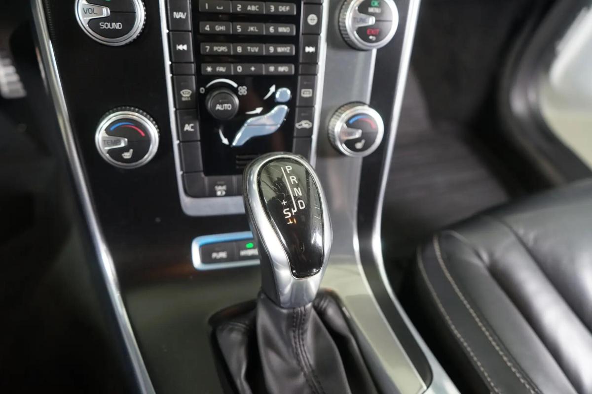 volvo-v60-2015-hibrido-a-diesel-2400cc