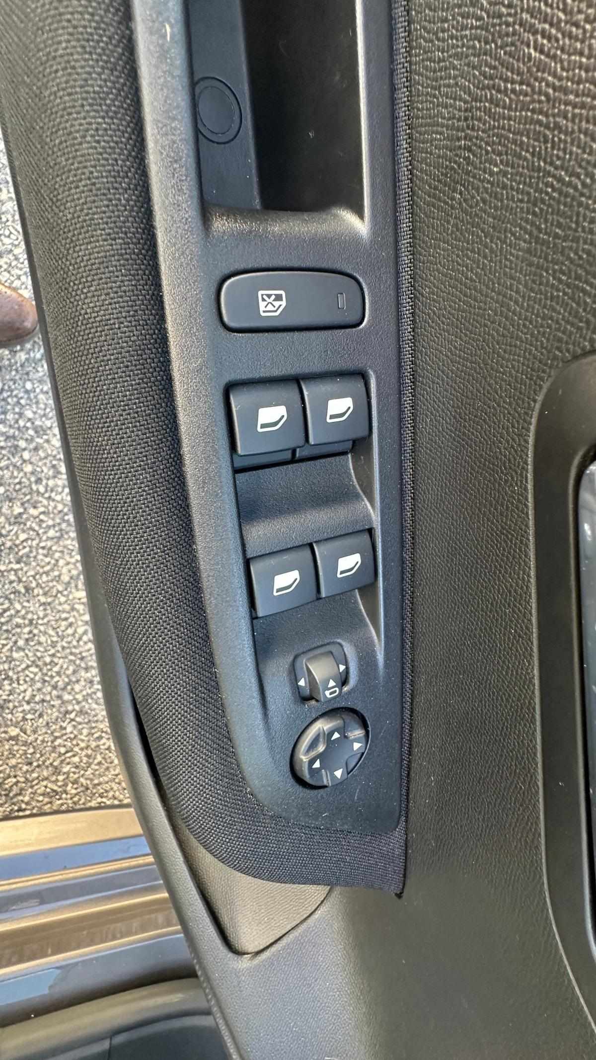 peugeot-208-2023-gasolina-1199cc