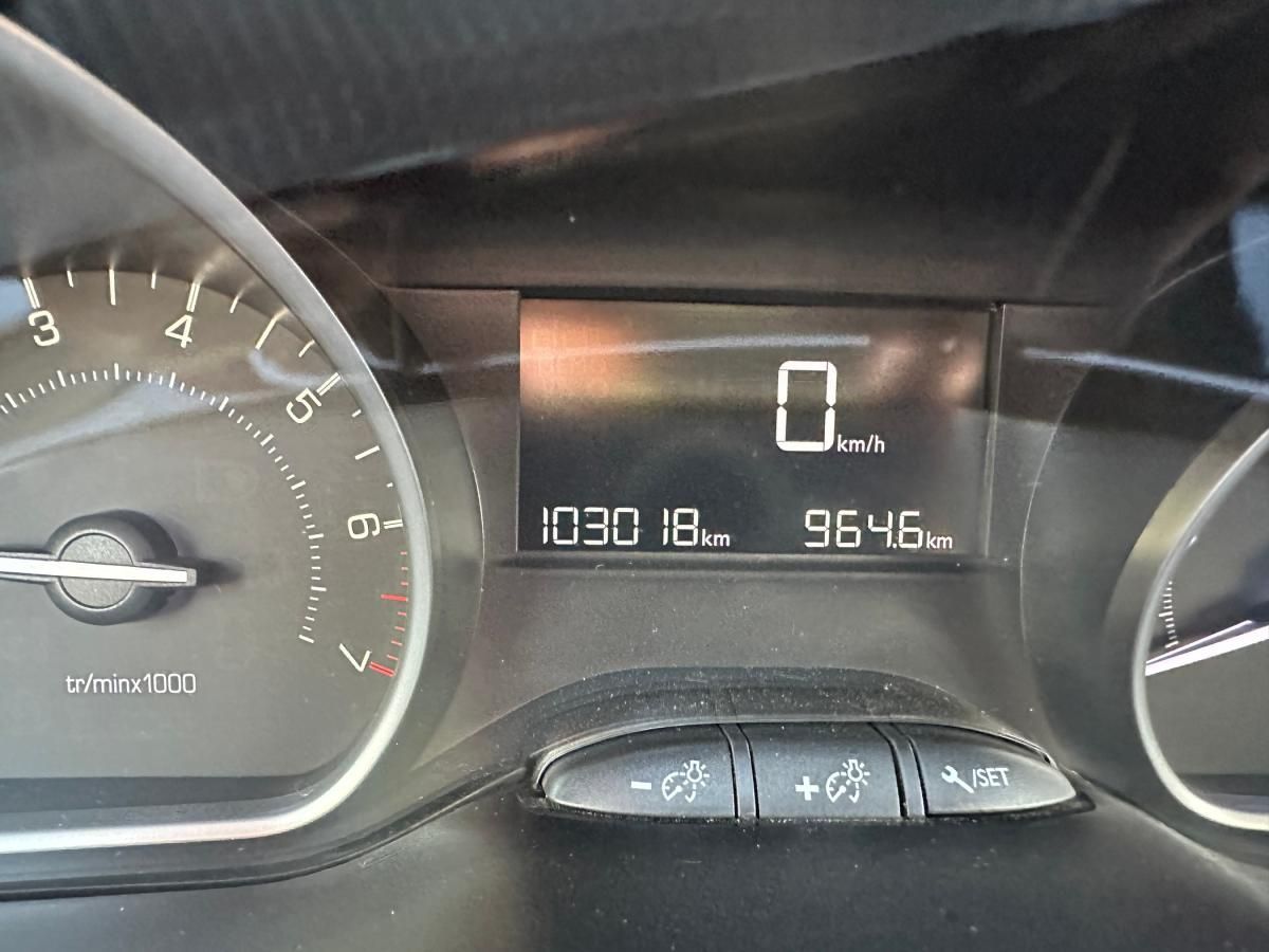 peugeot-208-2016-gasolina-1199cc