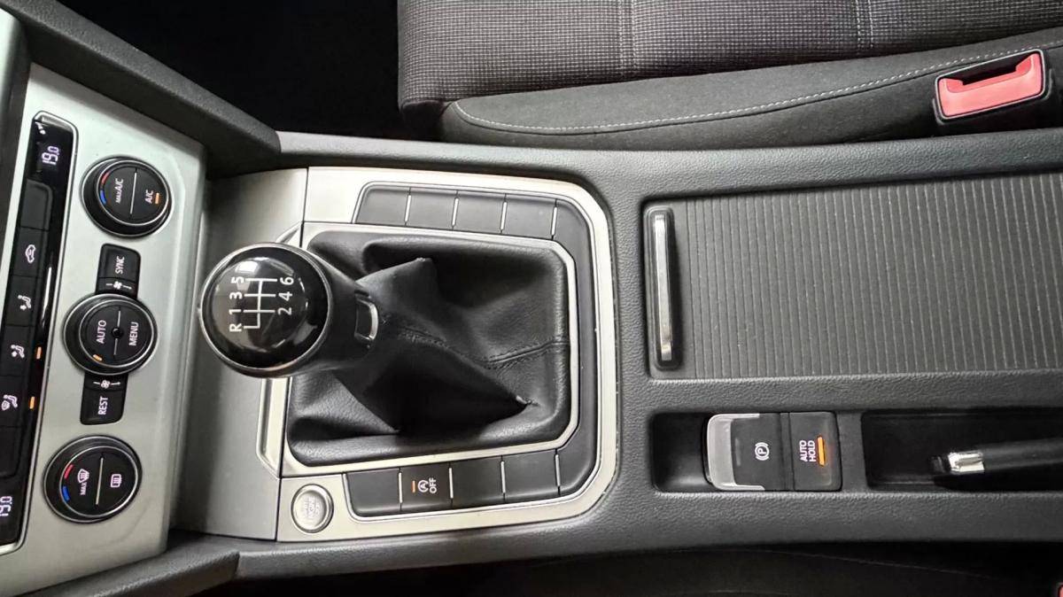 volkswagen-passat-variant-2015-diesel-1598cc