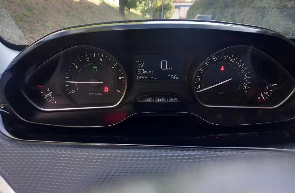 peugeot-208-2017-gasolina-1199cc