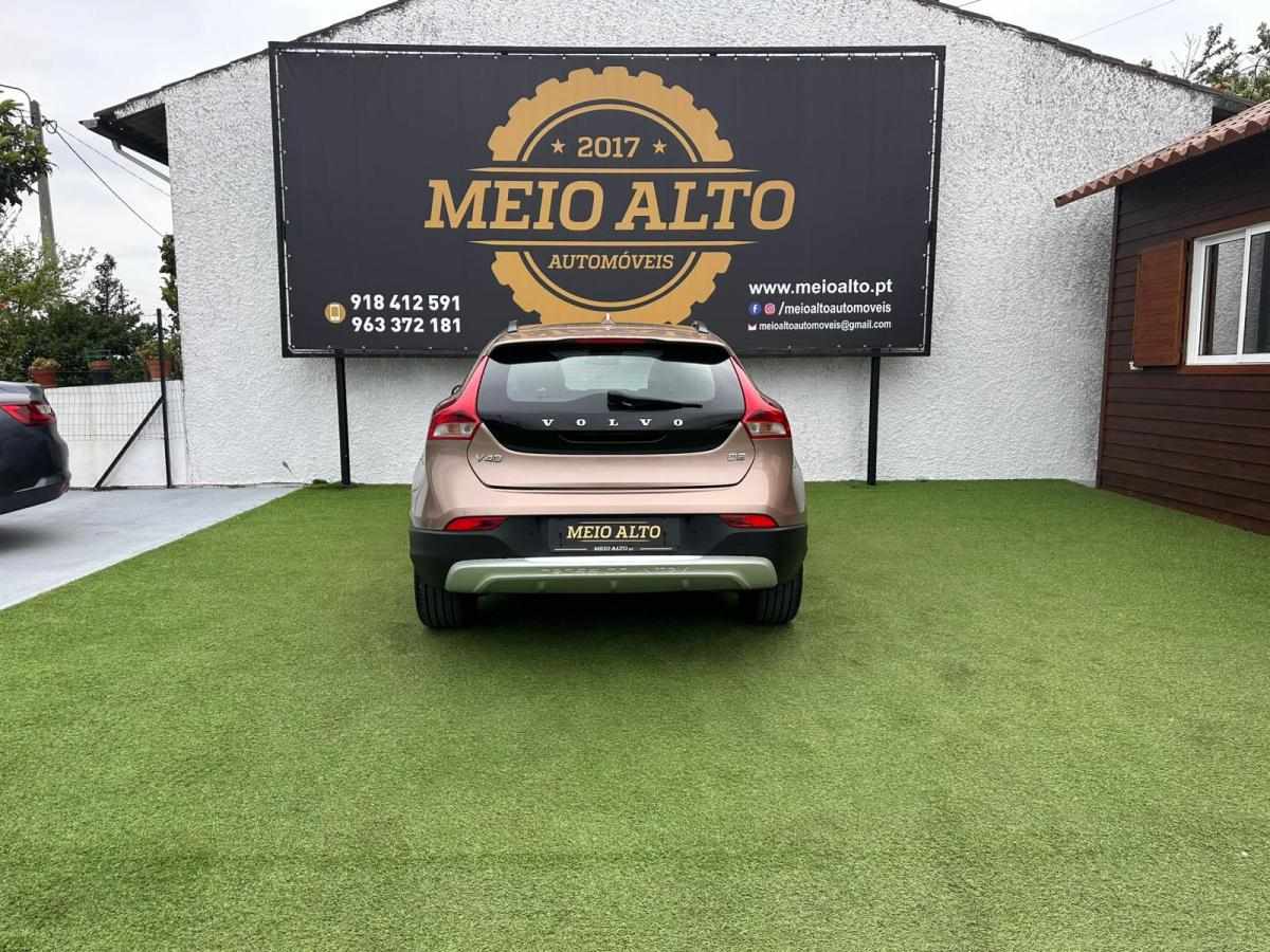 volvo-v40-cross-country-2013-diesel-1560cc
