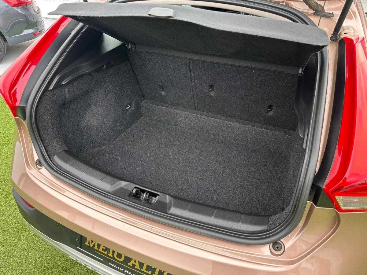 volvo-v40-cross-country-2013-diesel-1560cc
