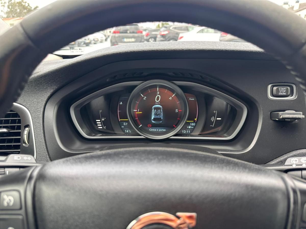 volvo-v40-cross-country-2013-diesel-1560cc