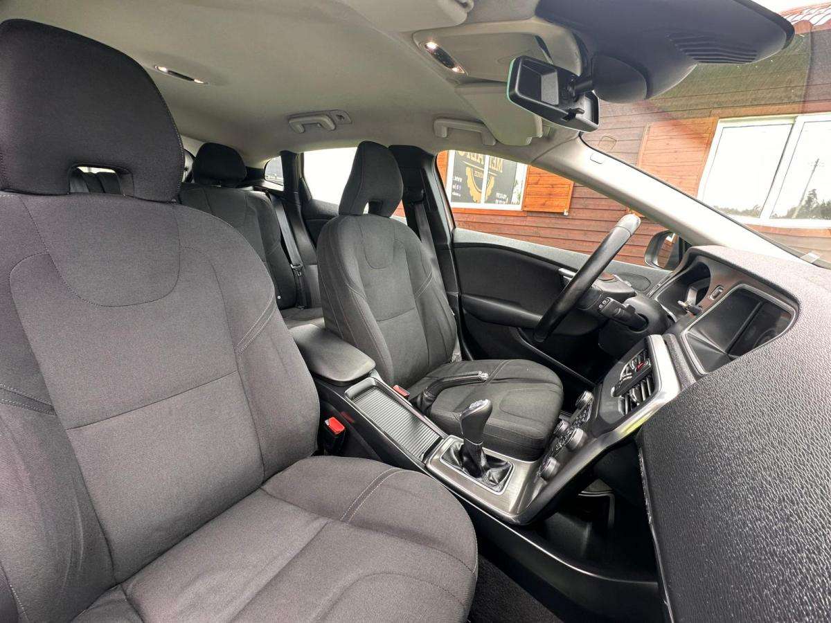 volvo-v40-cross-country-2013-diesel-1560cc