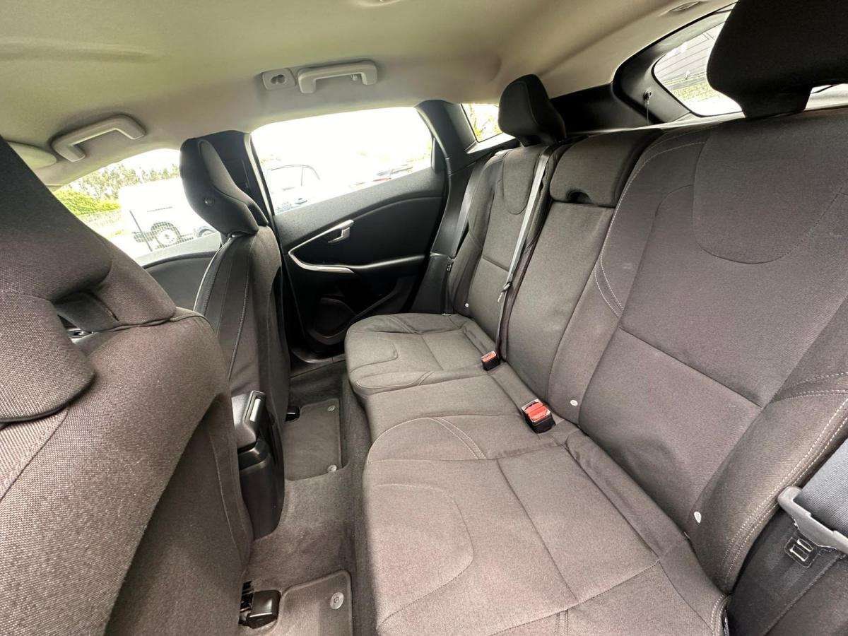 volvo-v40-cross-country-2013-diesel-1560cc