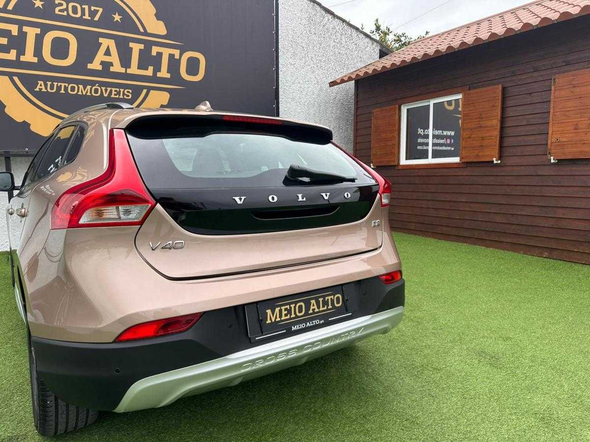 volvo-v40-cross-country-2013-diesel-1560cc