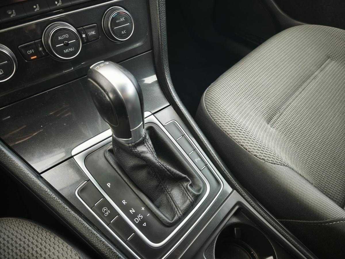 volkswagen-golf-variant-2018-diesel-1598cc