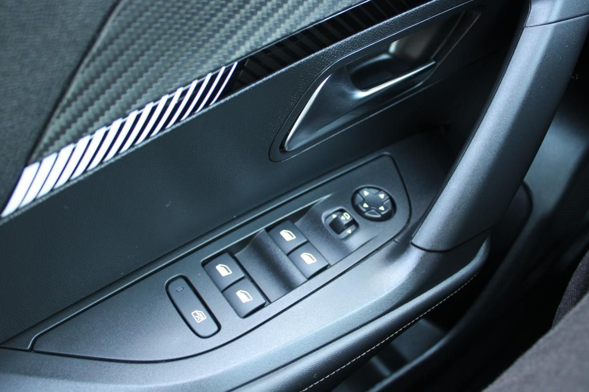 peugeot-2008-2023-gasolina-1199cc