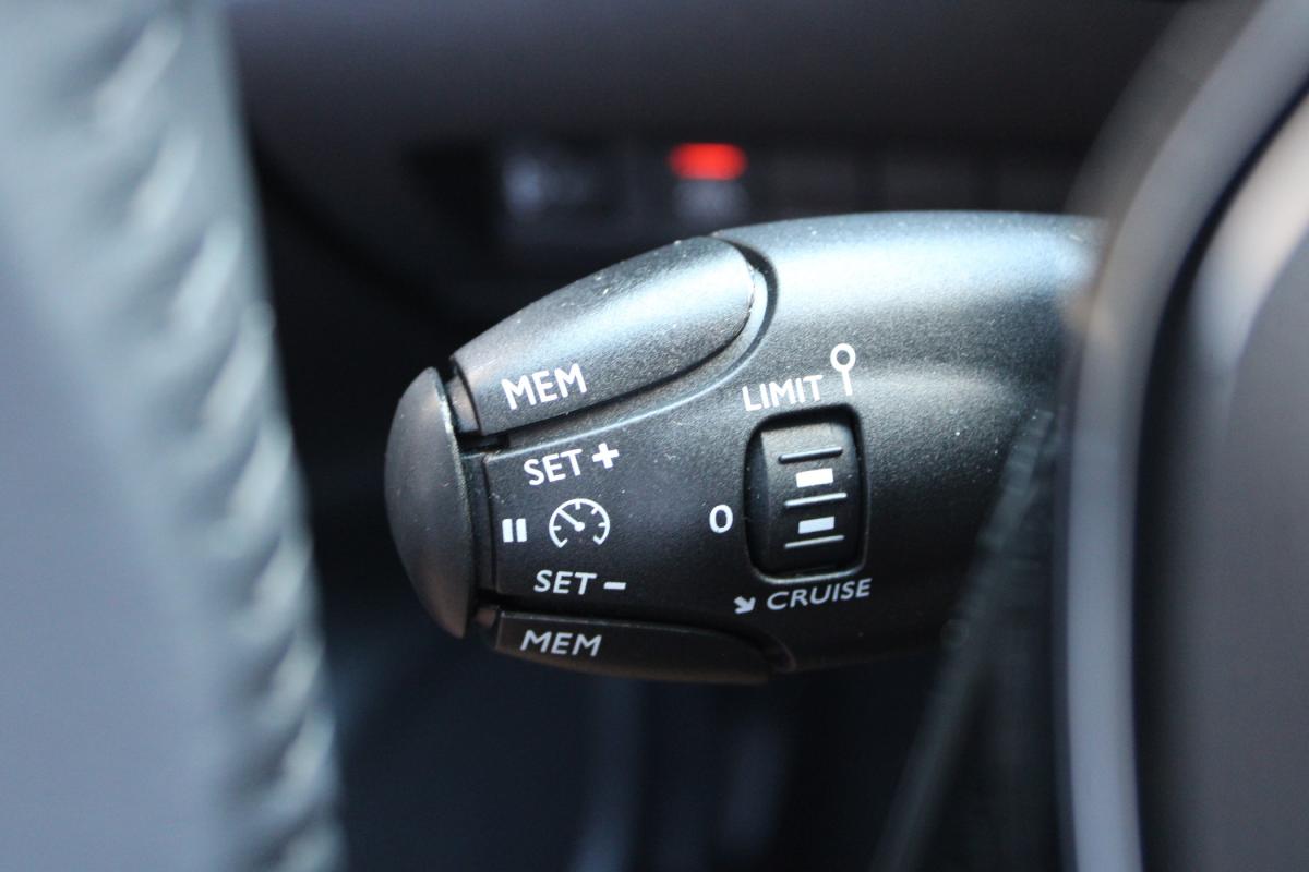 peugeot-2008-2023-eletrico-500cc
