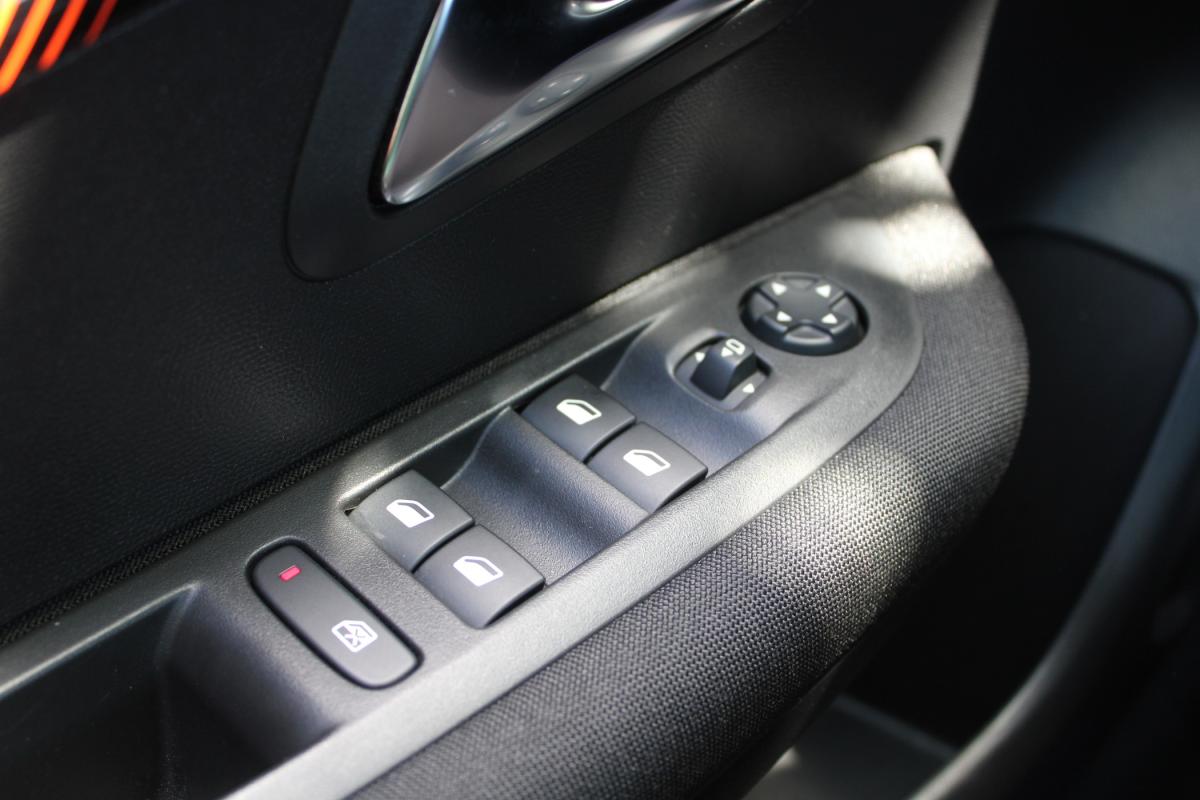 peugeot-208-2023-gasolina-1199cc