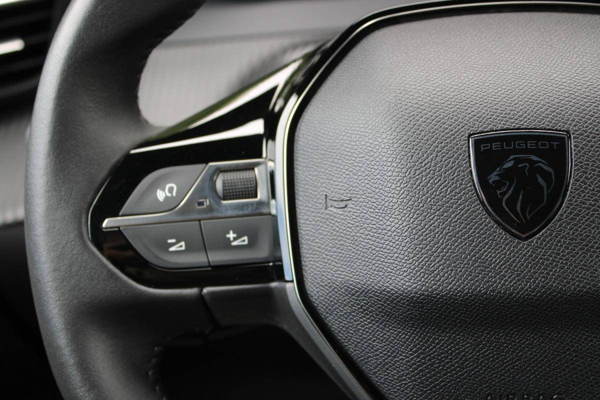 peugeot-2008-2023-gasolina-1199cc