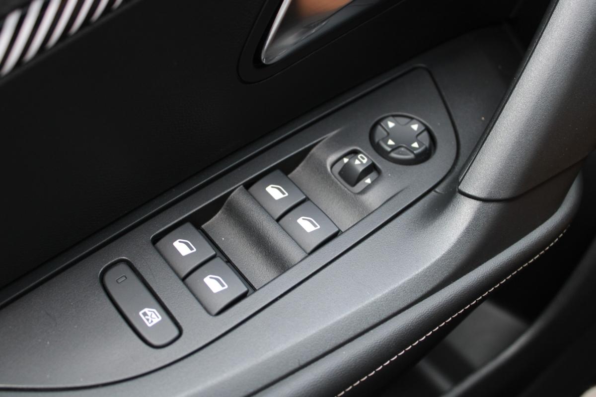 peugeot-2008-2023-gasolina-1199cc