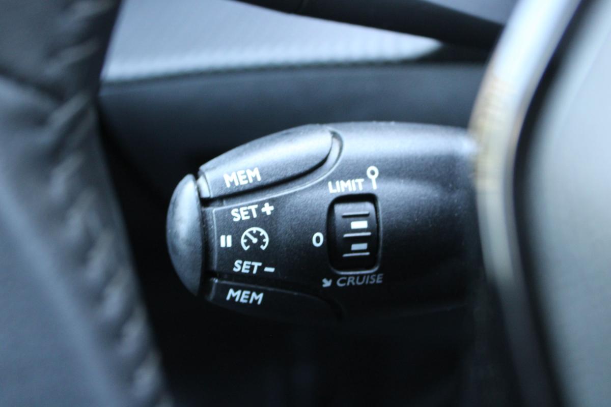 peugeot-208-2023-gasolina-1199cc