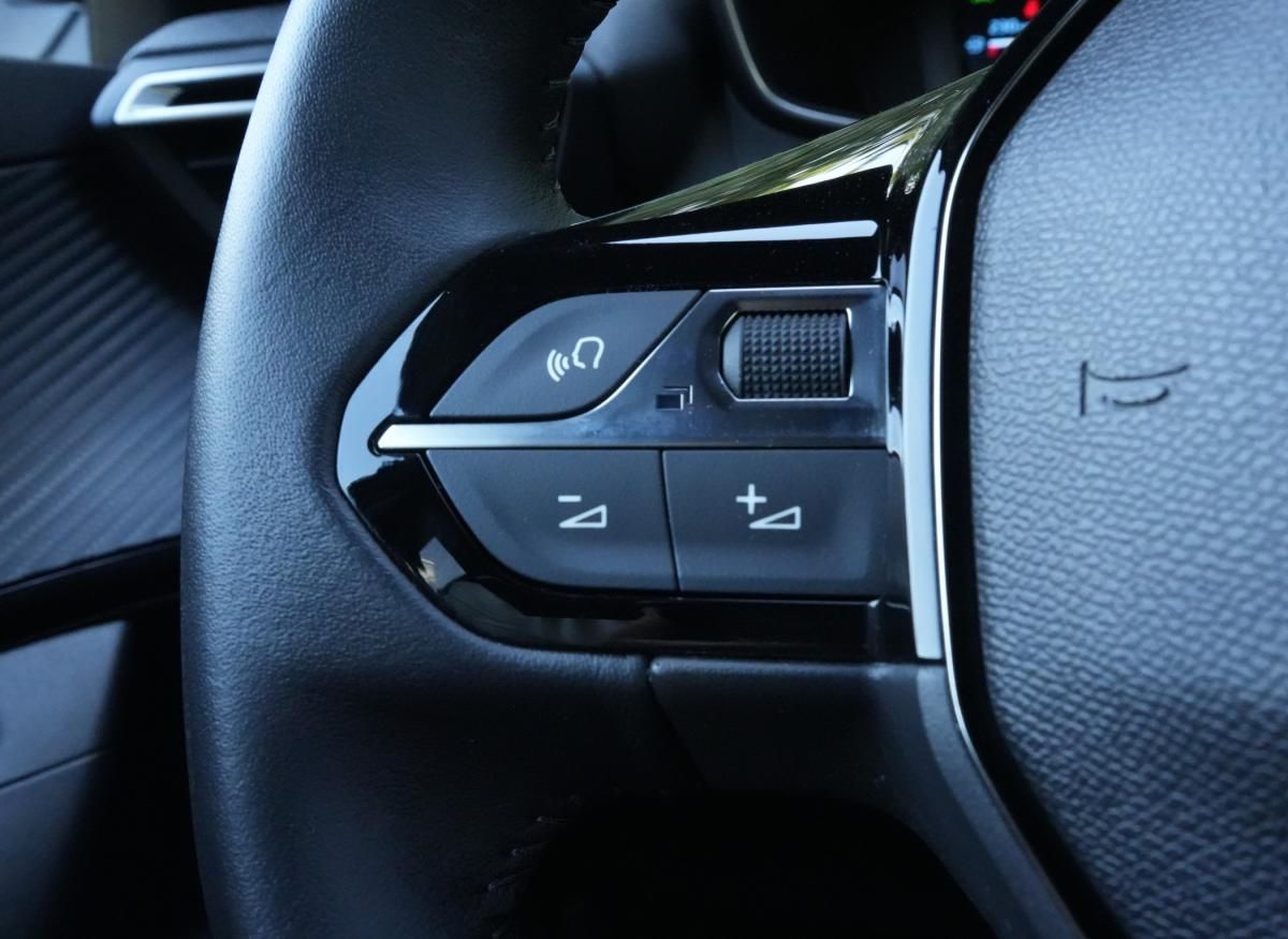 peugeot-2008-2023-gasolina-1199cc
