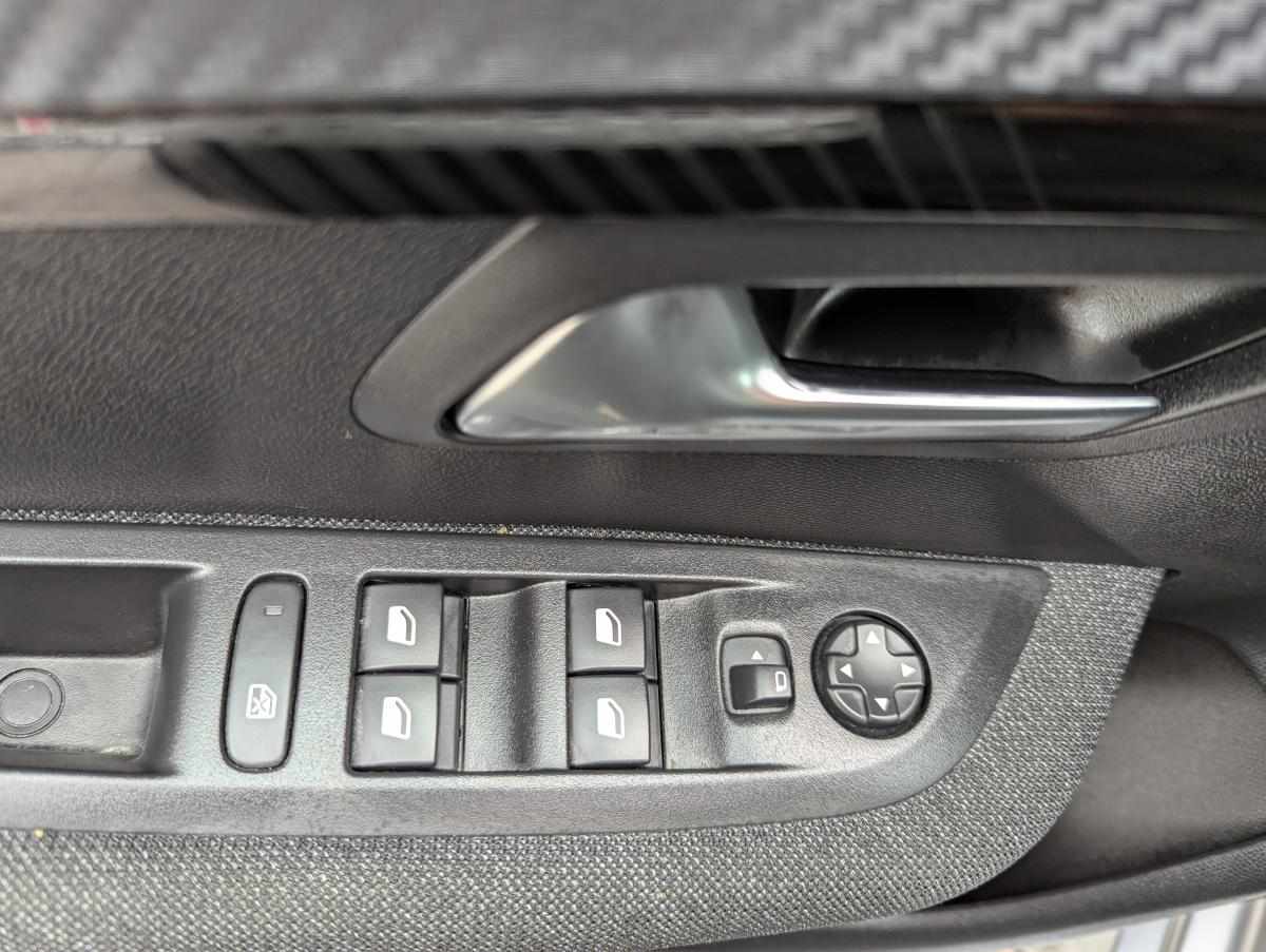 peugeot-208-1-2-puretech-2025-gasolina-1199cc