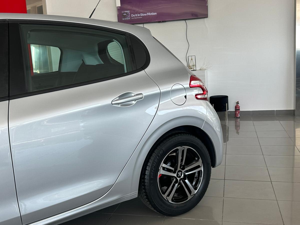 peugeot-208-2015-gasolina-1199cc