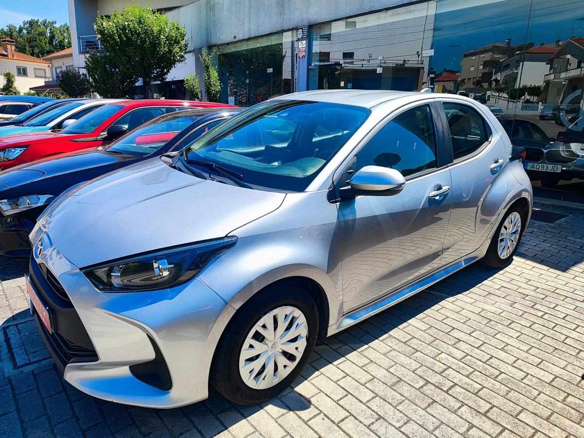 toyota-yaris-2022-hibrido-a-gasolina-1490cc