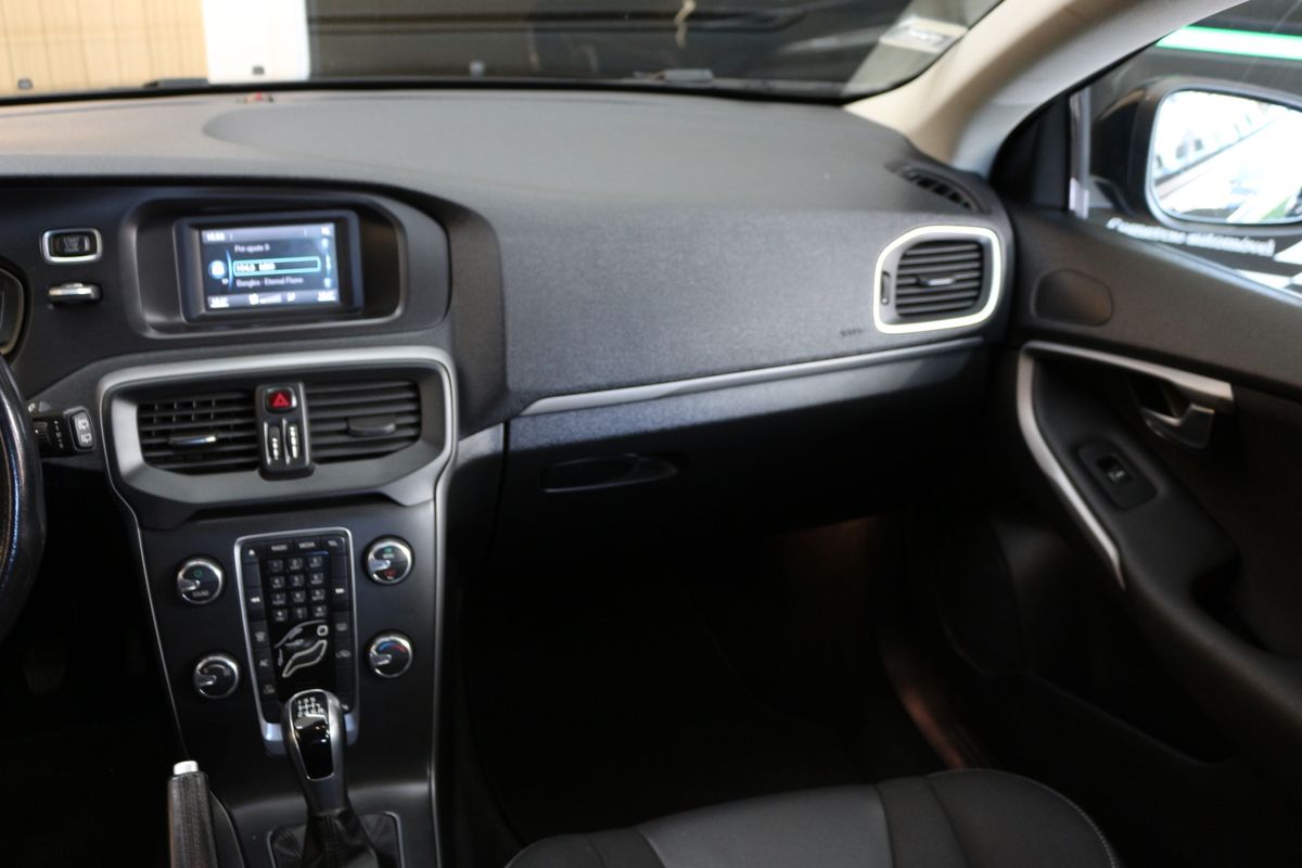 volvo-v40-2019-diesel-1969cc