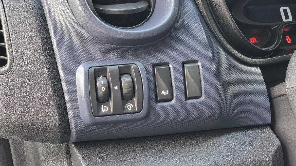 opel-vivaro-2018-diesel-1598cc