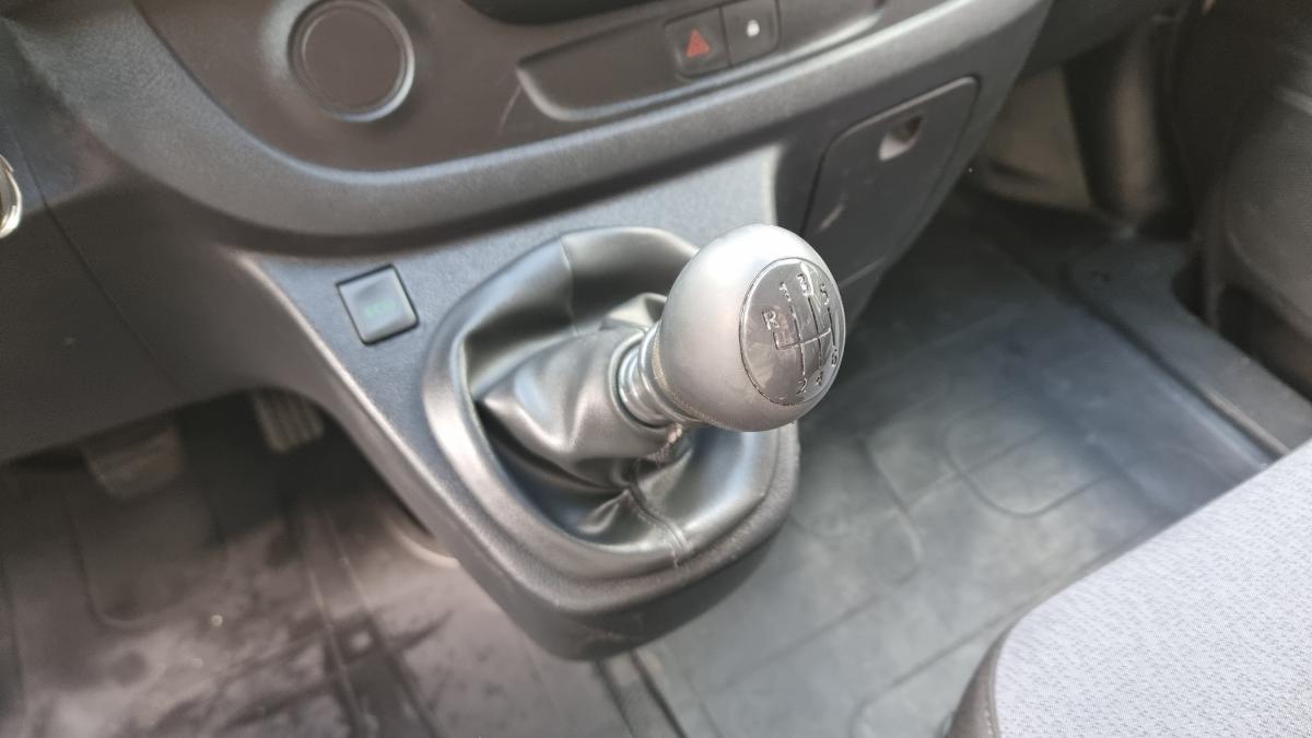 opel-vivaro-2018-diesel-1598cc