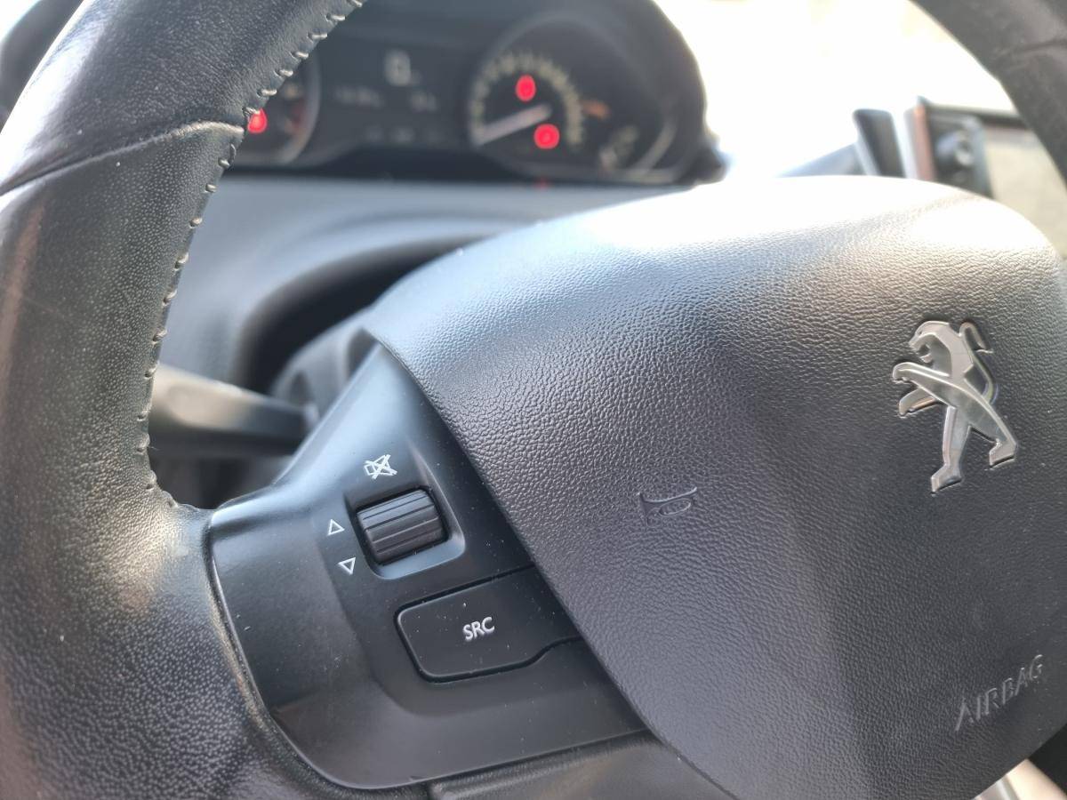 peugeot-208-2017-gasolina-1199cc