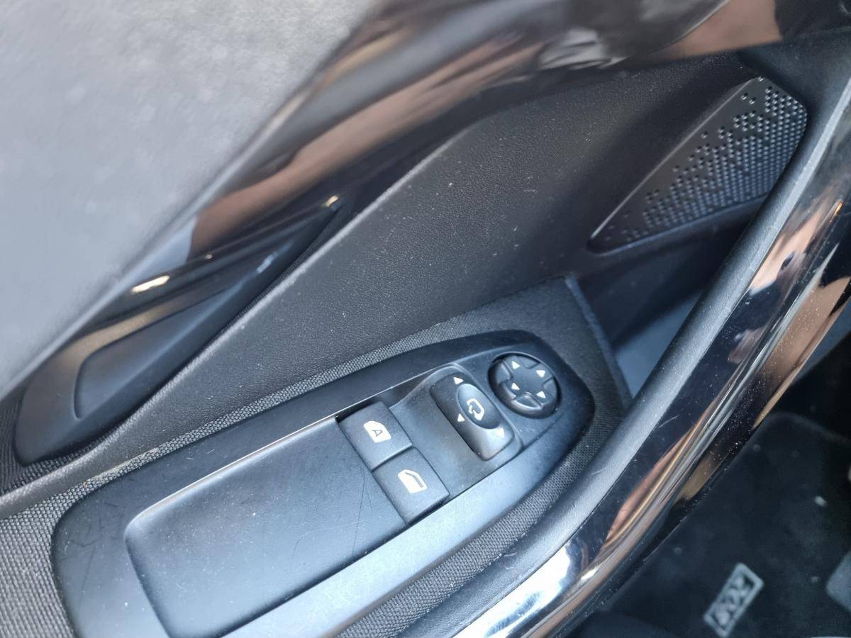 peugeot-208-2017-gasolina-1199cc