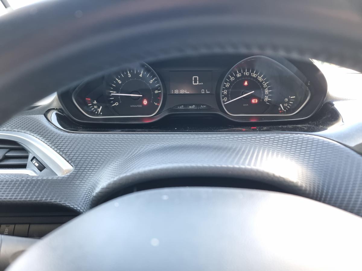 peugeot-208-2017-gasolina-1199cc