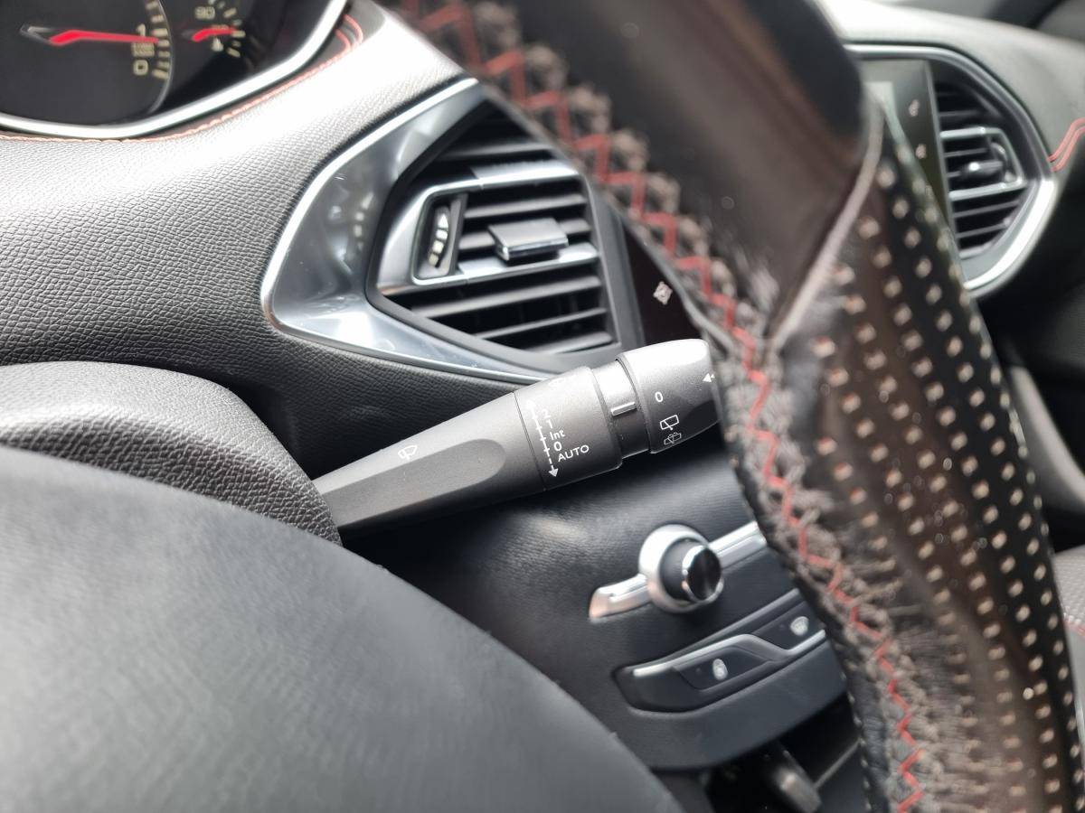 peugeot-308-2015-gasolina-1199cc
