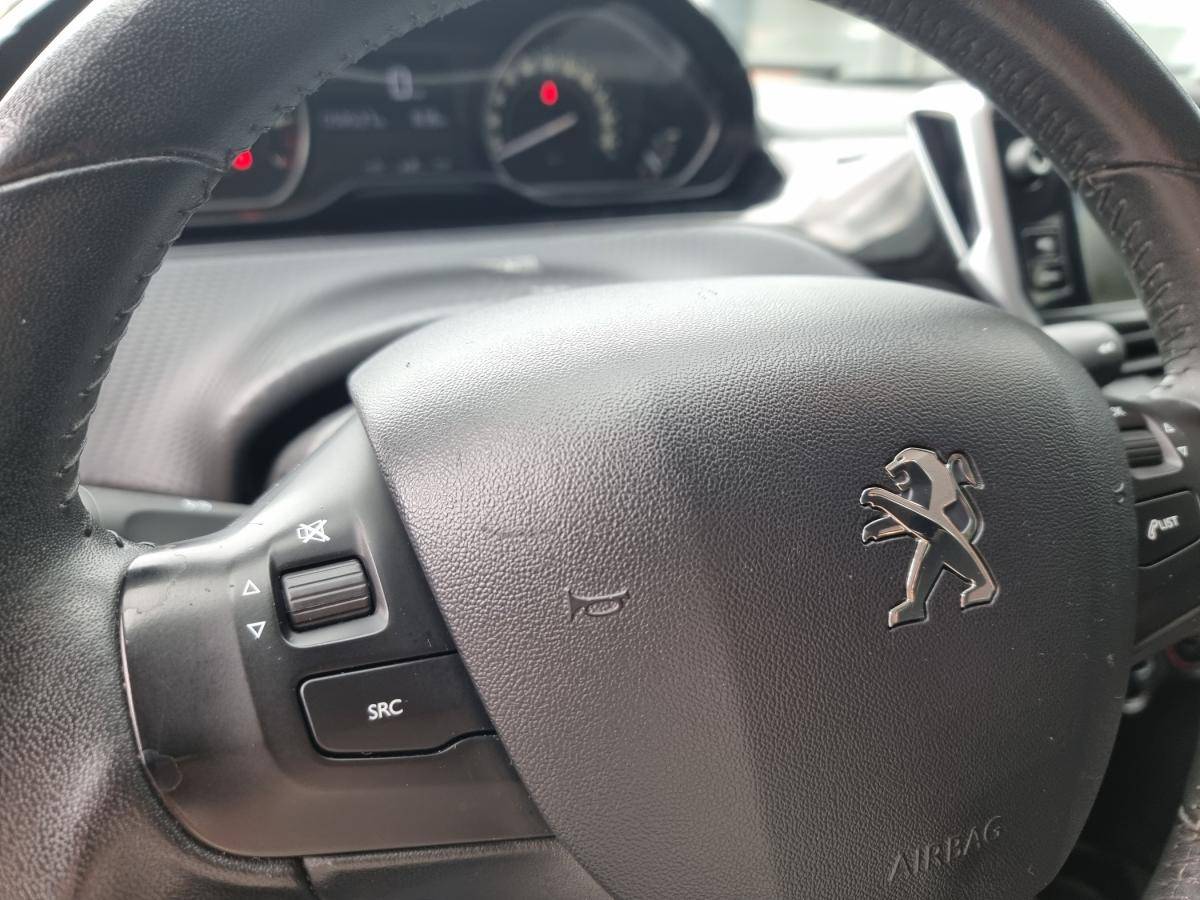 peugeot-208-2016-gasolina-1199cc