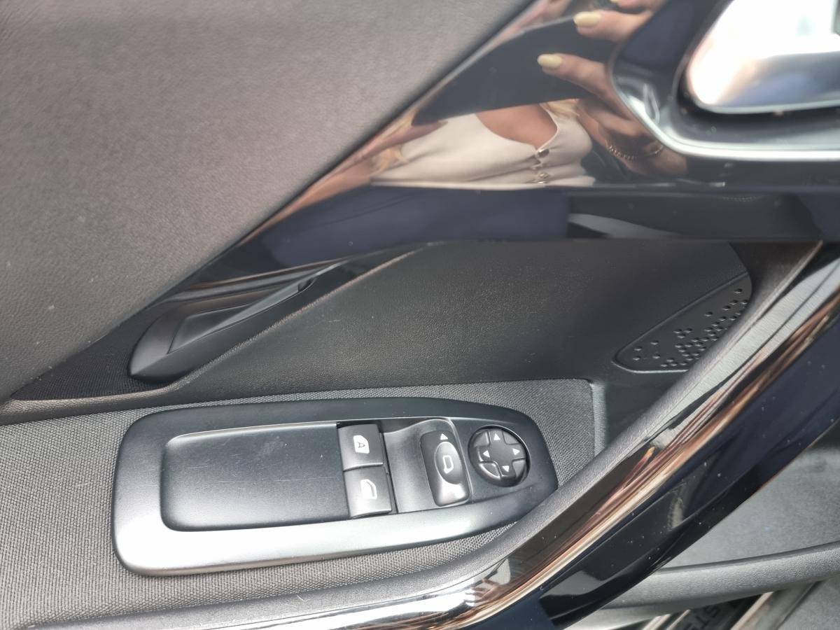peugeot-208-2016-gasolina-1199cc