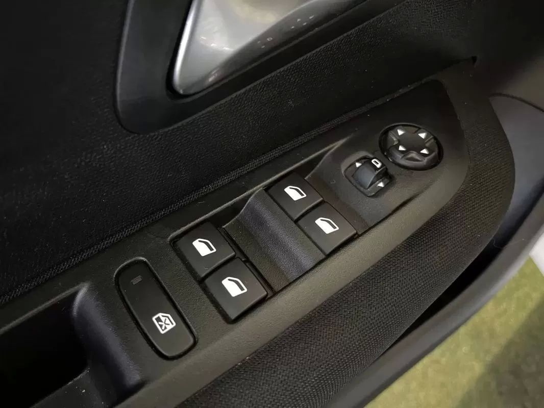 peugeot-208-2024-gasolina-1199cc