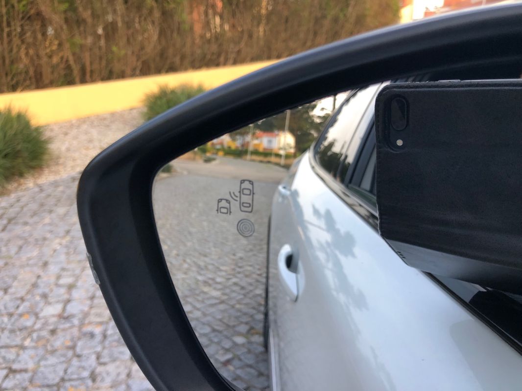 peugeot-e-2008-2021-eletrico