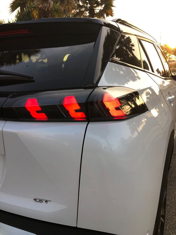 peugeot-e-2008-2021-eletrico