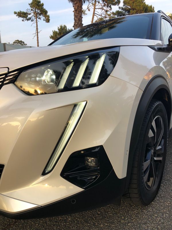 peugeot-e-2008-2021-eletrico