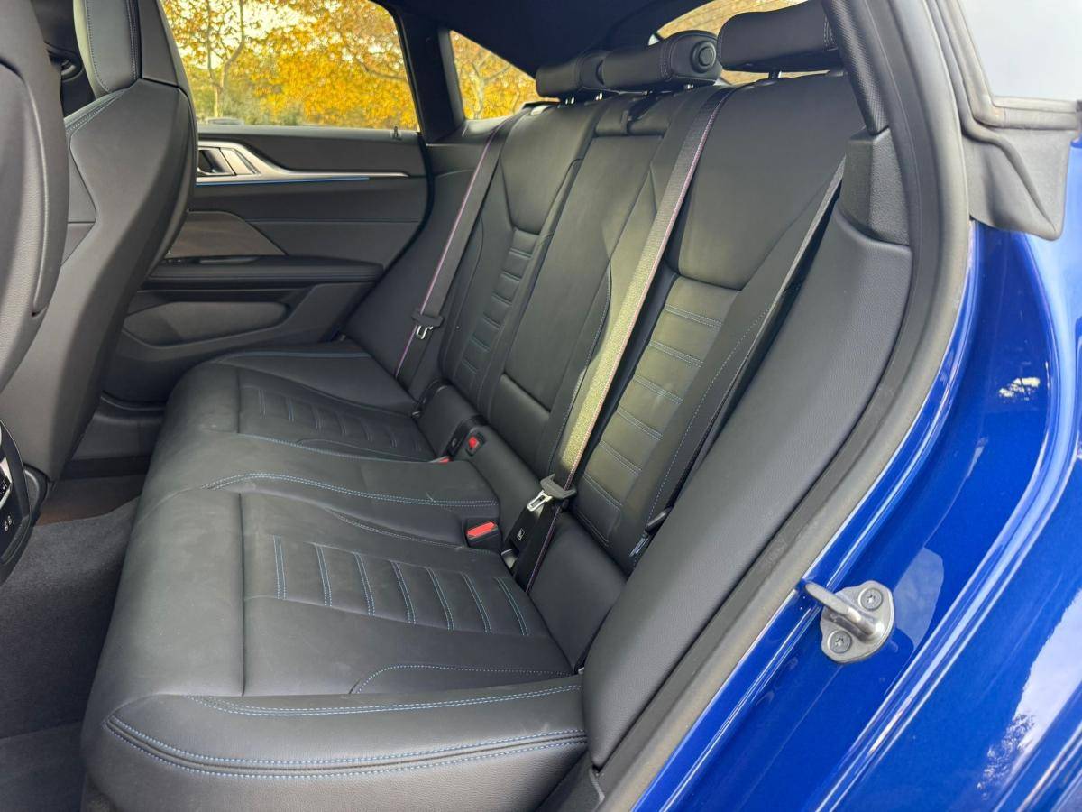 bmw-i4-2024-eletrico-500cc