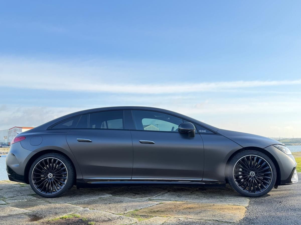 mercedes-benz-eqe-2023-eletrico-500cc