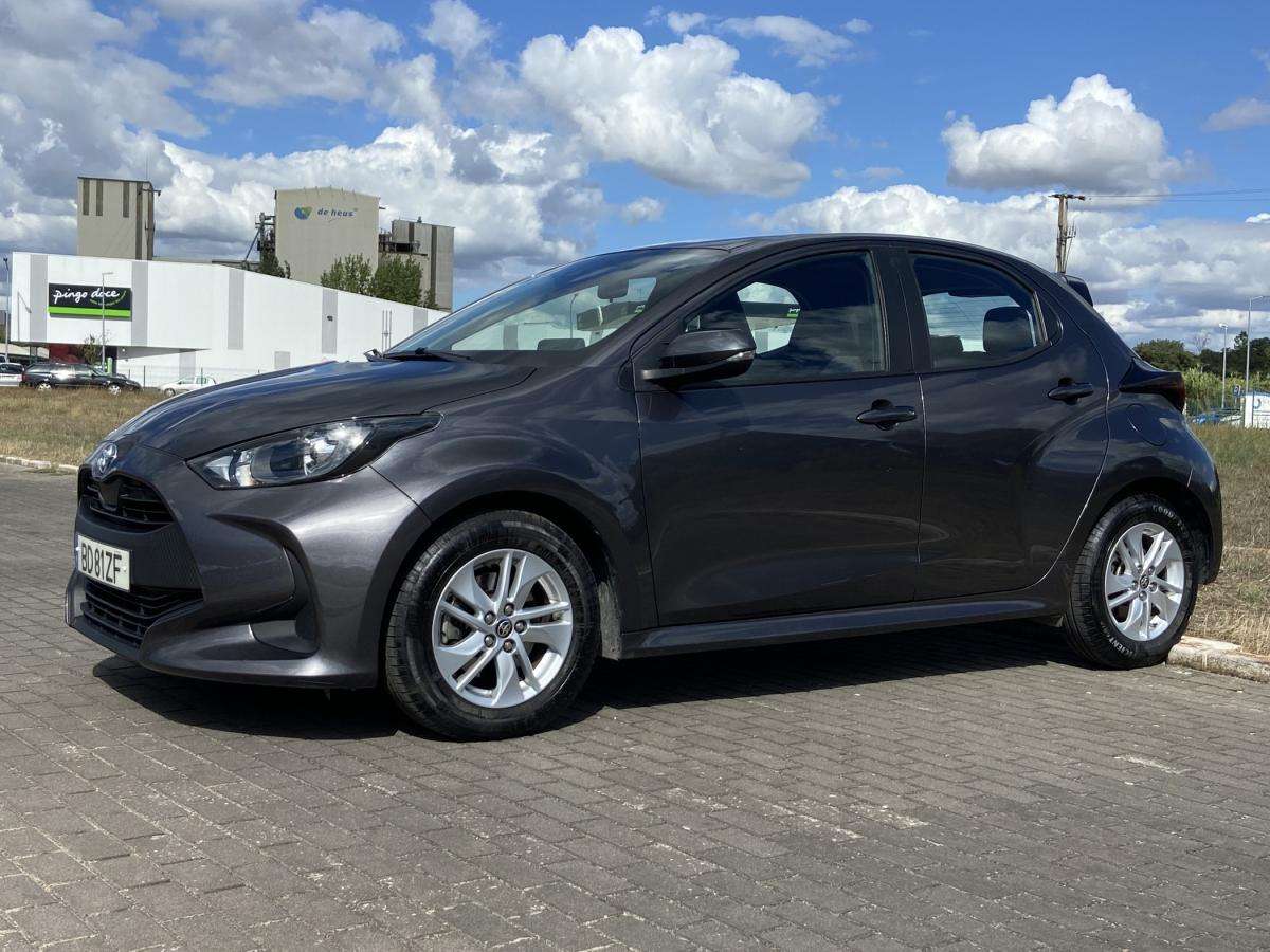 toyota-yaris-2023-hibrido-a-gasolina-1490cc