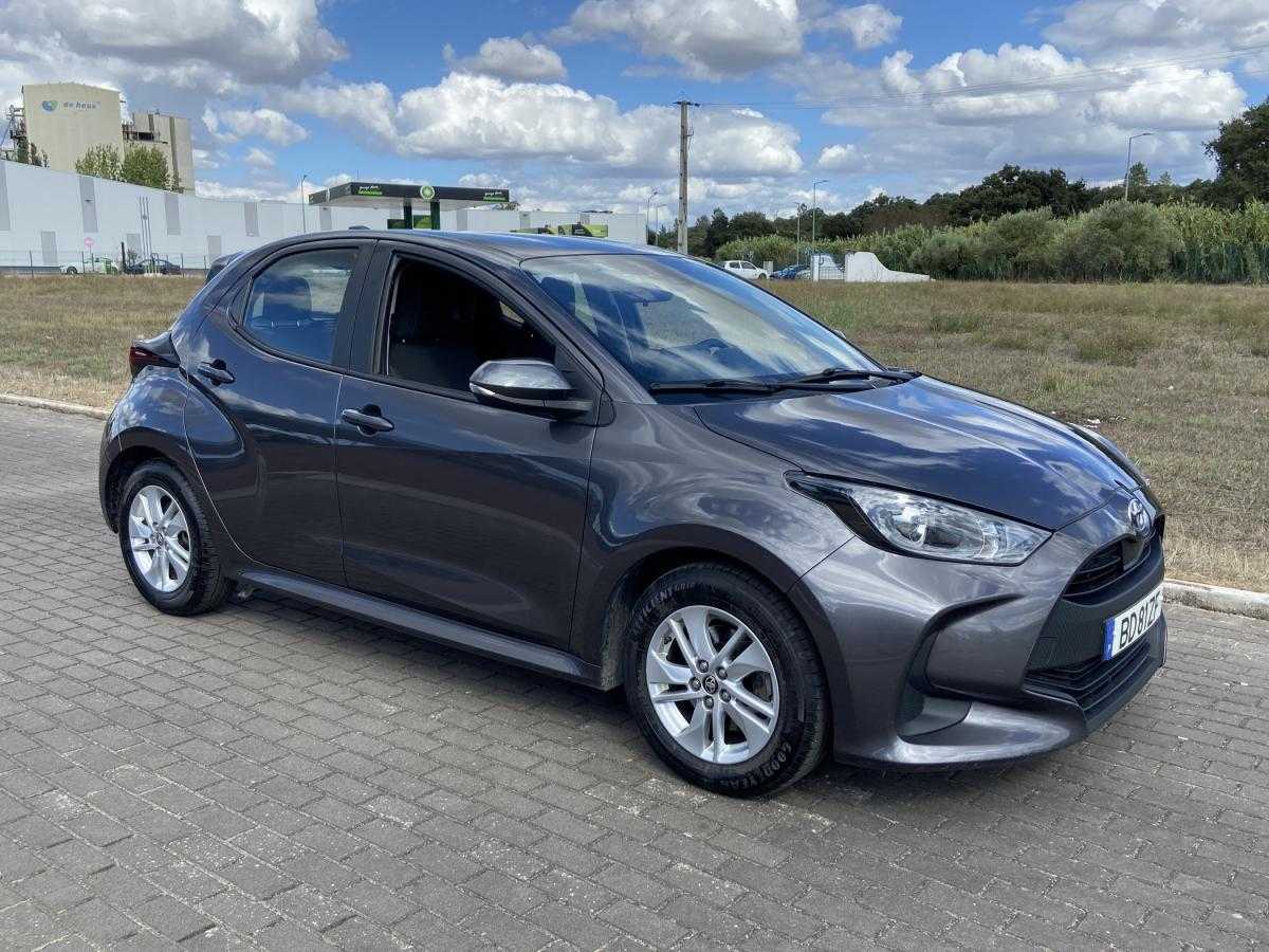 toyota-yaris-2023-hibrido-a-gasolina-1490cc